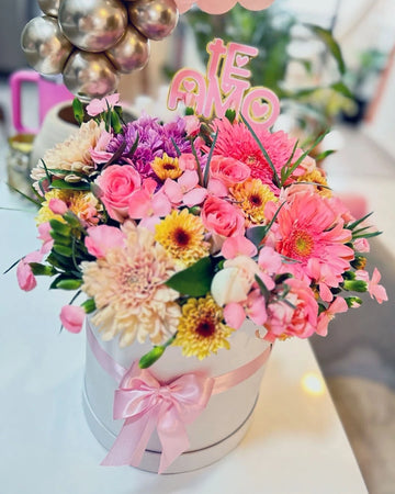 Ramo de flores en arco - Arreglo floral aurora